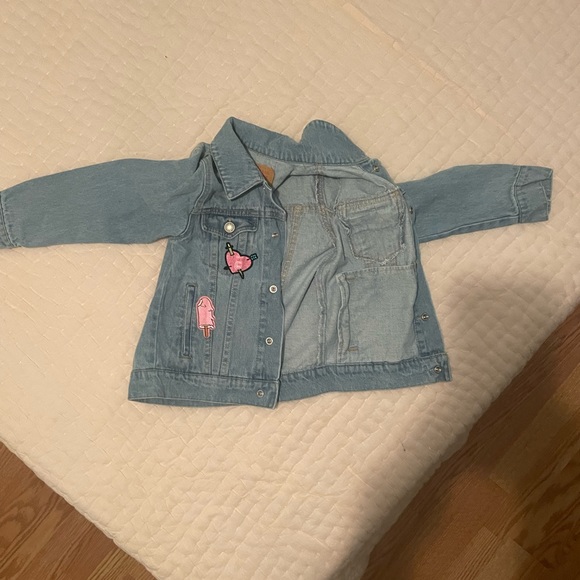Levi’s little girls Sz 5/6 Kids Trucker Denim Jacket with curated patches - Picture 10 of 15